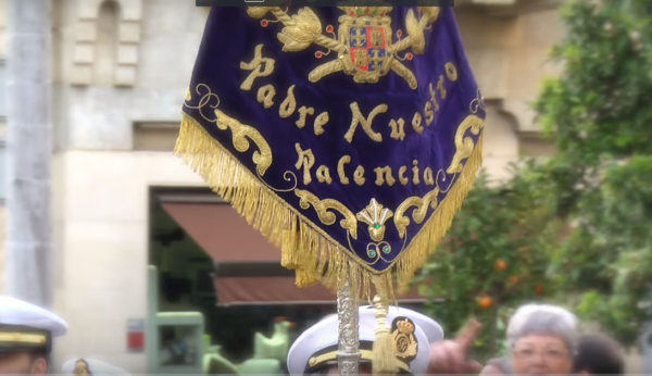 Las Penas procesiona con su habitual majestuosidad