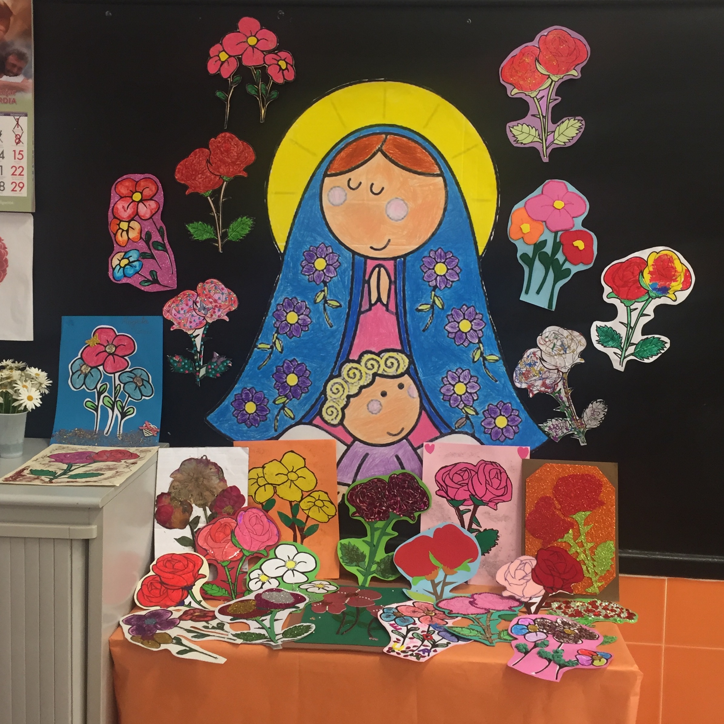 Con flores a María